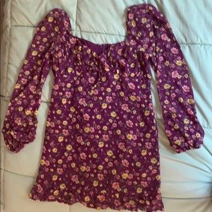 Floral short dress. Long sleeves.